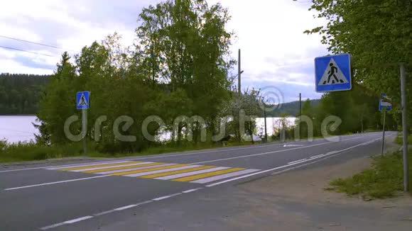汽车在农村公路上行驶视频的预览图