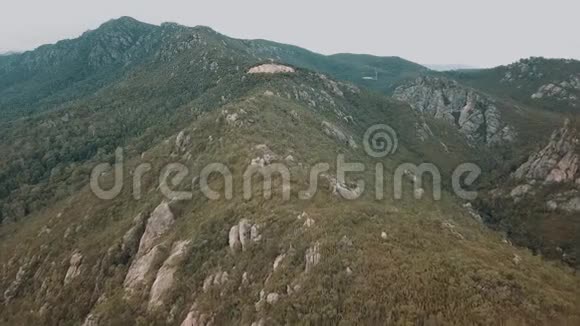 白天在塔斯马尼亚的罗兰山顶视频的预览图