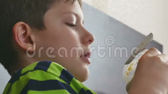 少年果冻吃塑料杯视频的预览图
