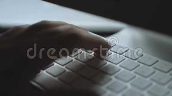 手在电脑键盘上打字特写视频的预览图