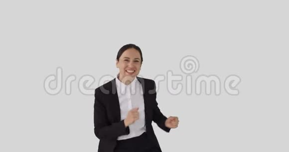 女商人在白色背景下跳舞视频的预览图