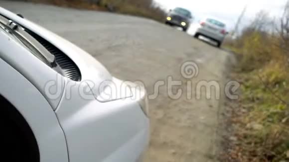 汽车轮胎在泥泞的道路上视频的预览图