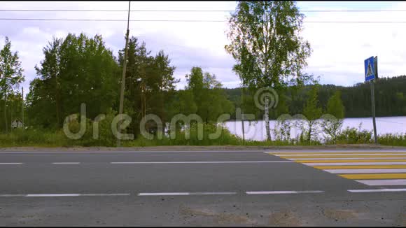 汽车在农村公路上行驶视频的预览图
