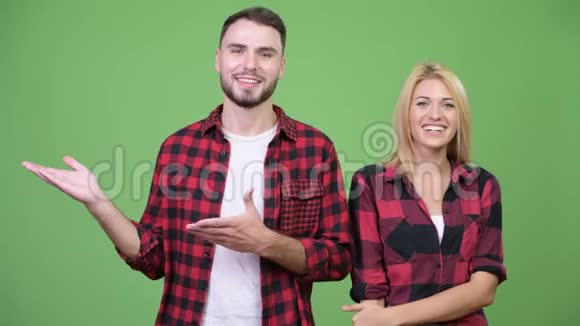 年轻幸福的夫妻在一起表演视频的预览图
