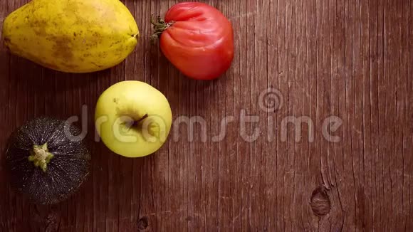 乡村木制桌子上的水果和蔬菜视频的预览图