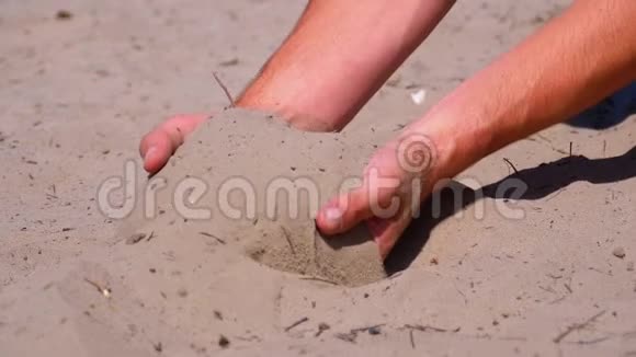 男性手在沙滩上慢慢地落沙子男人手里的脏沙视频的预览图