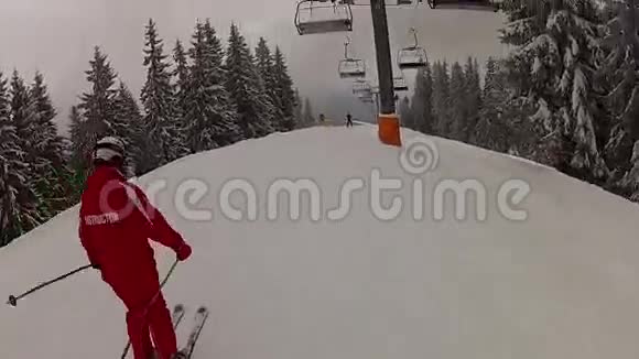 穿过布科维尔的滑雪缆车视频的预览图