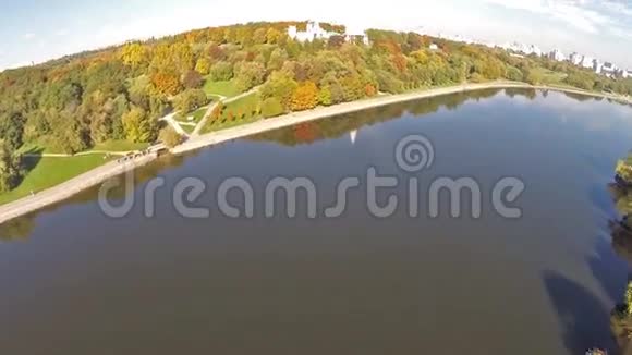 从莫斯科河俯瞰科洛门斯克的空中景色视频的预览图