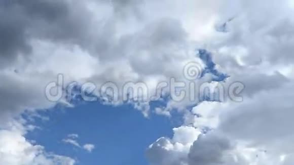 蓝天白云移动的时间流逝视频的预览图
