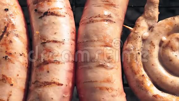 烤架上炸香肠的制作视频的预览图