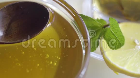 盛满蜂蜜和柠檬的玻璃盘子视频的预览图