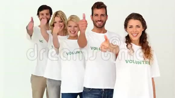 一队志愿者竖起大拇指对着镜头视频的预览图