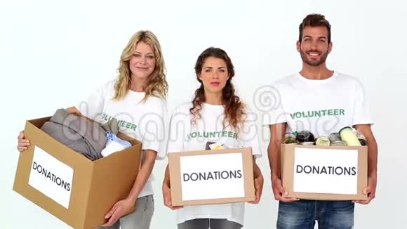 一队志愿者手持捐款箱对着镜头微笑视频的预览图