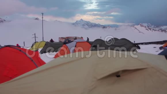 俄罗斯埃尔布鲁斯山在11号避难所的几个帐篷视频的预览图