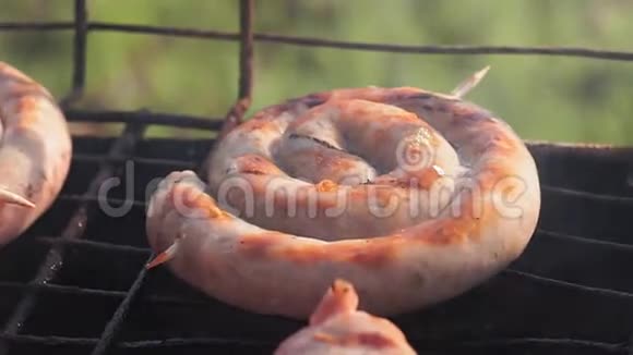 烤架上炸香肠的制作视频的预览图