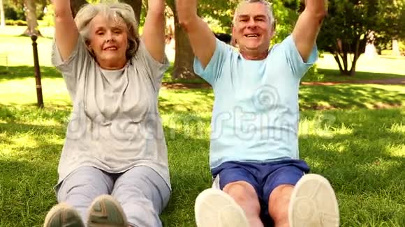 退休夫妇一起在外面锻炼视频的预览图