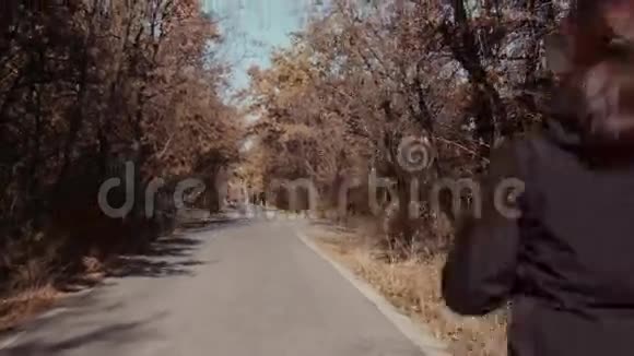 那个女孩在秋天公园跑步视频的预览图