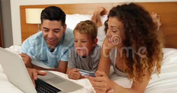 父母和儿子在网上购物视频的预览图