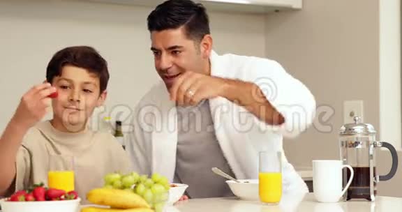 帅哥和儿子一起吃早餐视频的预览图