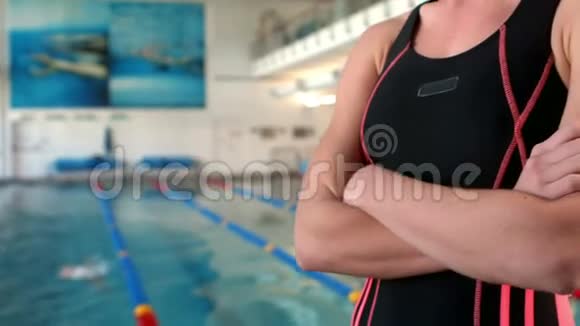 微笑的女游泳运动员双臂交叉视频的预览图