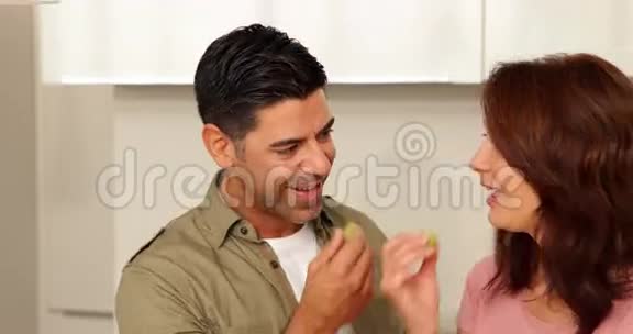 年轻夫妇聊天吃葡萄视频的预览图