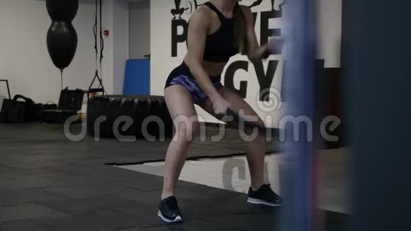 一个年轻女子在健身房训练视频的预览图
