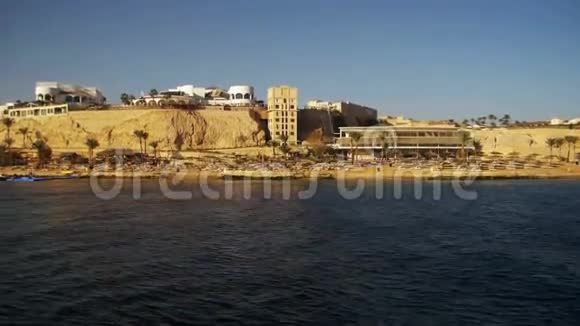 红海沿岸有海滩棕榈和酒店埃及西奈半岛视频的预览图
