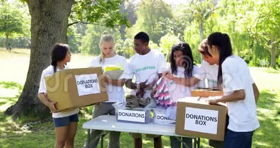 青年志愿者小组整理捐赠箱视频的预览图