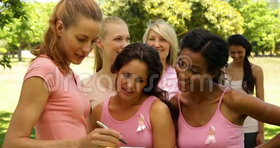 在公园举办乳腺癌宣传活动的快乐妇女视频的预览图