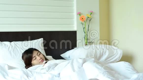 亚洲女性青少年醒来后在床上放松视频的预览图