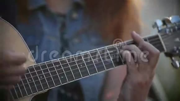 吉他手在街头演奏吉他视频的预览图