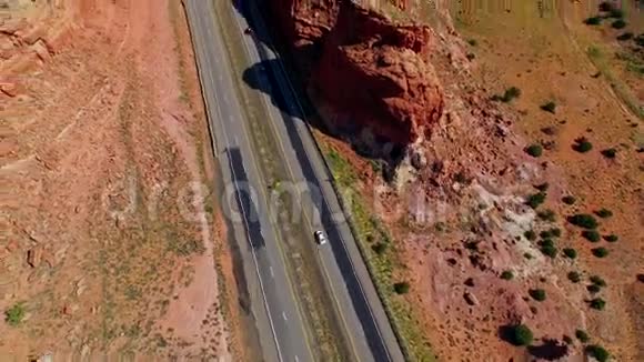 高速公路在美丽的峡谷平原山谷视频的预览图