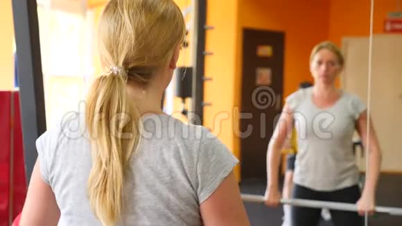 那个女人在健身房工作4k慢动作视频的预览图