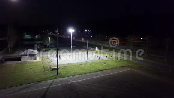 人们晚上在球场上打篮球视频的预览图