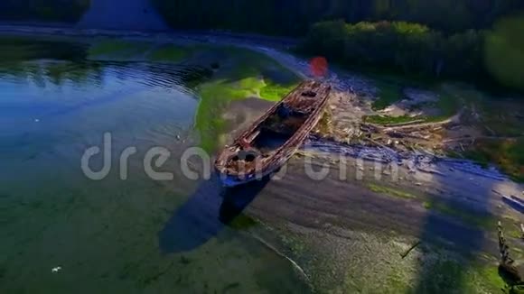 在海滩上搁浅的木船失事视频的预览图