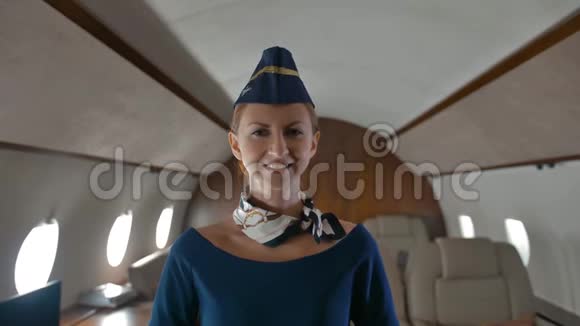 私人飞机舱内的年轻空姐视频的预览图