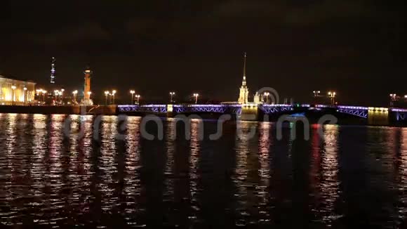 通过涅瓦河的圣彼得堡大学堤的夜景彼得和保罗要塞宫殿桥视频的预览图