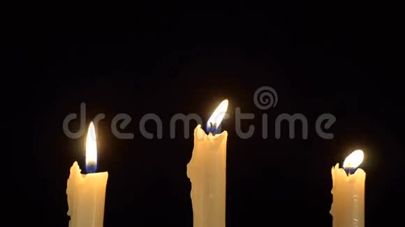 蜡烛燃烧在黑色的背景上视频的预览图