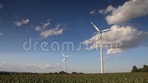 时间推移部分多云天空下的风力涡轮机视频的预览图