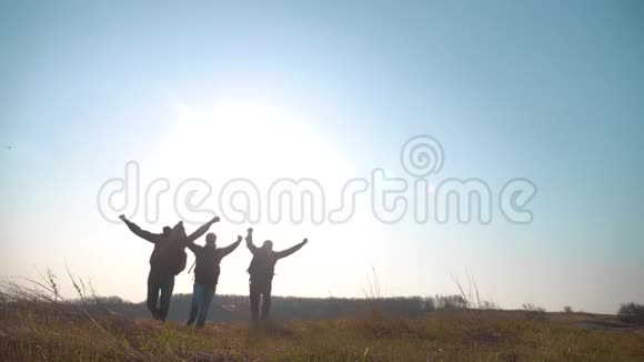 团队合作幸福商务旅行剪影概念一群徒步旅行者快乐地跑和跳慢动作视频视频的预览图