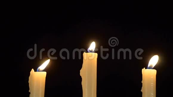 蜡烛燃烧在黑色的背景上视频的预览图