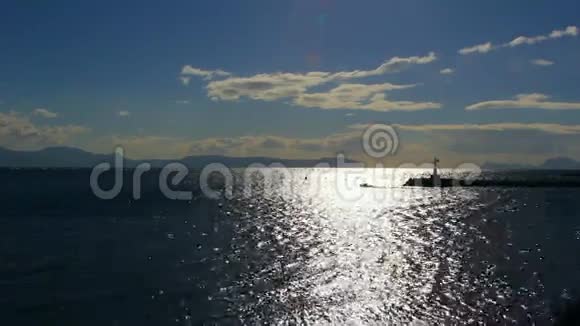 波光粼粼的水面地平线天际线防波堤和摩托艇的轮廓视频的预览图