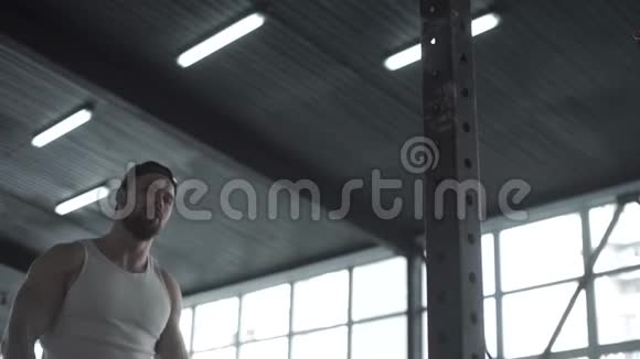 一位年轻的交叉运动员为比赛做准备健身房的教练在训练前热身视频的预览图