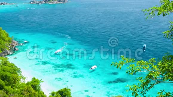 热带岛屿附近浅水中的游艇从山上看泰国西米兰视频的预览图