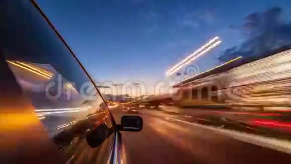 在莫斯科市区的街道上开车夜间时间过长视频的预览图
