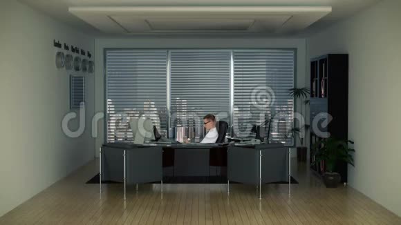 办公室里的商人背景是天际线库存录像视频的预览图