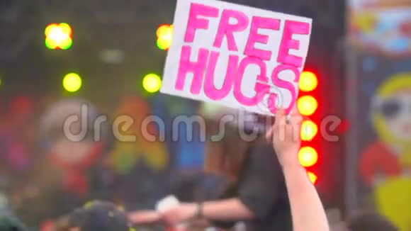 年轻女孩在音乐会和舞会上免费拿拥抱海报视频的预览图