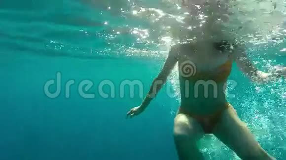 女人在海里浮潜慢动作视频的预览图