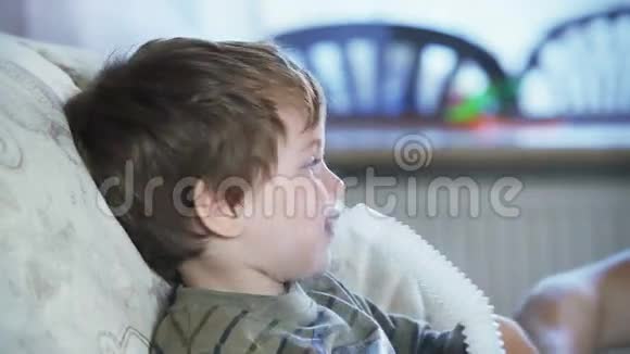 生病的小男孩用雾化器吸入药品股票录像视频的预览图