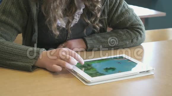 14岁的学生使用平板电脑玩游戏视频的预览图